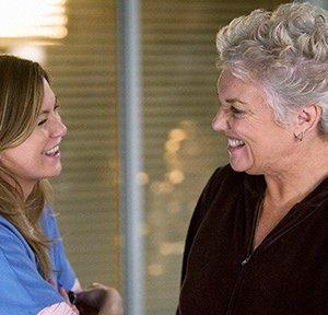 Tyne Daly ed Ellen Pompeo in una scena dell'episodio Compassione per il diavolo di Grey's Anatomy