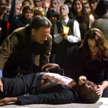 Angeli e Demoni: Robert Langdon (Tom Hanks) con Vittoria Vetra (Ayelet Zurer) con il secondo cardinale ucciso