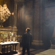 Angeli e Demoni: Robert Langdon (Tom Hanks) mentre osserva l'estasi di Santa Teresa di Bernini
