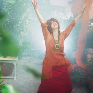 Anna Galiena in una scena del fantasy televisivo Un amore di strega