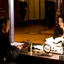 Ewan McGregor e Ayelet Zurer nel film Angeli e Demoni