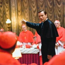 Il camerlengo Carlo Ventresca (Ewan McGregor) parla ai cardinali in Angeli e Demoni