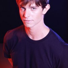Jason Behr in una foto promo per la 3 stagione di Roswell