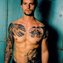 Jason Behr interpreta Jake Sawyer per il fim 'The Tattooist' (torso nudo frontale)