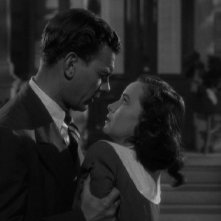 Joseph Cotten e Teresa Wright in una sequenza de L'ombra del dubbio