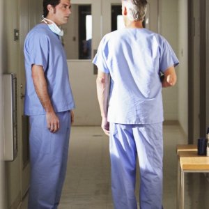 Matthew Fox e John Terry in una scena dell'episodio The Incident, finale della stagione 5 di Lost