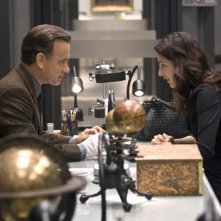 Robert Langdon (Tom Hanks) con la bella Vittoria Vetra (Ayelet Zurer) nell'archivio vaticano nel film Angeli e Demoni