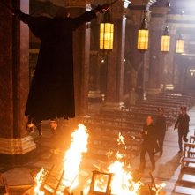 Robert Langdon (Tom Hanks) e il rogo del cardinale in Angeli e Demoni