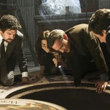 Robert Langdon (Tom Hanks), Vittoria Vetra (Ayelet Zurer), Olivetti (Pierfrancesco Favino) in Angeli e Demoni