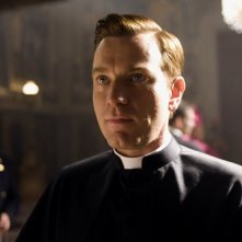 Un primo piano di Ewan McGregor nel film Angeli e Demoni, di Ron Howard
