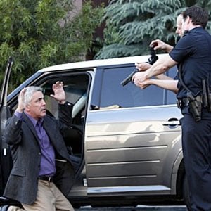 Adam Arkin nel roulo di Ted Early in una scena d'azione dell'episodio 'Canyon Flowers' della serie tv Life