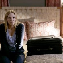 Anna Torv in una scena dell'episodio There's More Than One of Everything di Fringe