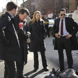 Anna Torv, John Noble, Joshua Jackson e Kirk Acevedo in una scena dell'episodio The Road Not Taken di Fringe