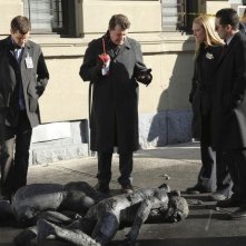 Anna Torv, John Noble, Joshua Jackson e Kirk Acevedo nell'episodio The Road Not Taken di Fringe