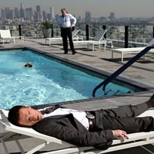 Damian Lewis comodamente sdraiato in una scena dell'episodio 'Evil... And His brother Ziggy' della serie tv Life