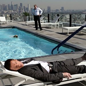 Damian Lewis comodamente sdraiato in una scena dell'episodio 'Evil... And His brother Ziggy' della serie tv Life