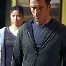 Damian Lewis e alle sue spalle Jessy Schram in una sequenza dell'episodio 'Trapdoor' della serie tv Life