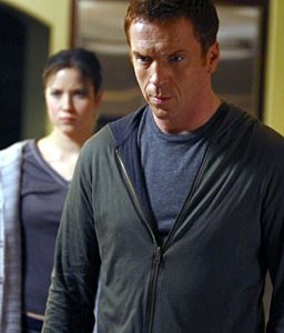 Damian Lewis e alle sue spalle Jessy Schram in una sequenza dell'episodio 'Trapdoor' della serie tv Life