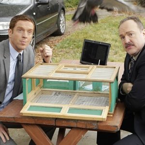 Damian Lewis e Brent Sexton  durante una scena dell'episodio 'Hit me Baby' della serie tv Life