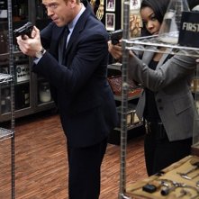 Damian Lewis e Gabrielle Union in una scena dell'episodio '5 Quarts' della serie tv Life