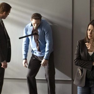 Damian Lewis e Sarah Shahi durante una scena dell'episodio 'Hit me Baby' della serie tv Life