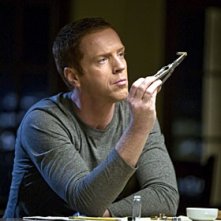 Damian Lewis in una scena dell'episodio 'Re-Entry' della seconda stagione di Life