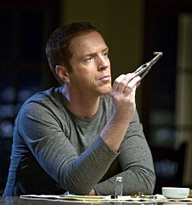 Damian Lewis in una scena dell'episodio 'Re-Entry' della seconda stagione di Life