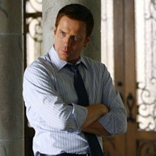 Damian Lewis in una sequenza dell'episodio 'Trapdoor' della serie tv Life