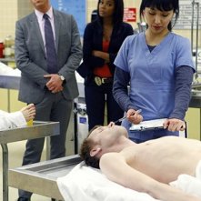 Damian Lewis, Linda Park e Gabrielle Union in una scena dell'episodio '5 Quarts' della serie tv Life