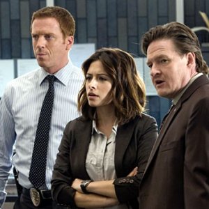 Damian Lewis, Sarah Shahi e Donal Logue in una scena dell'episodio ' I Heart Mom ' della serie tv Life