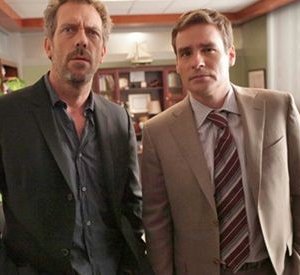 Hugh Laurie e Robert Sean Leonard  in una scena tratta da A House Divided di Dr. House: Medical Division