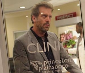 Hugh Laurie in una scena tratta da A House Divided di Dr. House: Medical Division