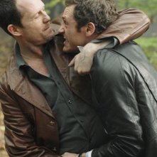 Jason O'Mara e Dean Winters avvinghiati in un corpo a corpo nell'episodio 'The Man Who Sold The World' della serie tv Life on Mars