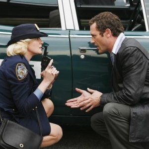 Jason O'Mara e Gretchen Mol in una scena d'azione dell'episodio 'Tuesday's Dead' della serie tv Life on Mars