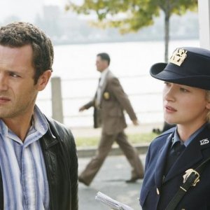 Jason O'Mara e Gretchen Mol in una scena dell'episodio 'Tuesday's Dead' della serie tv Life on Mars