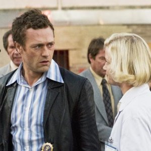 Jason O'Mara in una sequenza dell'episodio 'Tuesday's Dead' della serie tv Life on Mars