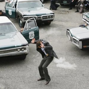 Jason O'Mara sotto il fuoco del rapitore nell'episodio 'Tuesday's Dead' della serie tv Life on Mars