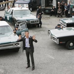 Jason O'Mara tenta di negoziare con un criminale che ha preso degli ostaggi nel'episodio 'Tuesday's Dead' della serie tv Life on Mars