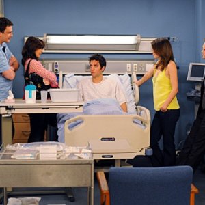 Jason Segel, Alyson Hannigan, Cobie Smulders, Neil Patrick Harris e Josh Radnor in una scena dell'episodio The Leap di How I Met Your Mother