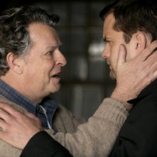 John Noble e Joshua Jackson in una scena dell'episodio There's More Than One of Everything di Fringe