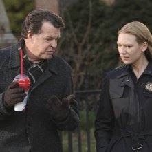 John Noble ed Anna Torv in una scena dell'episodio The Road Not Taken di Fringe