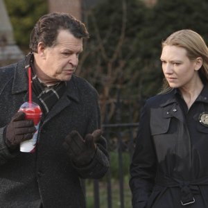 John Noble ed Anna Torv in una scena dell'episodio The Road Not Taken di Fringe