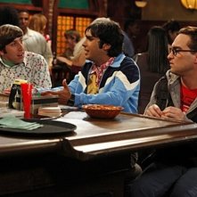 Johnny Galecki Kunal Nayyar E Simon Helberg In Una Scena Dell Episodio The Hofstadter Isotope Di The Big Bang Theory 114930