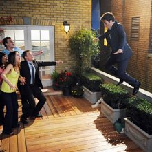 Josh Radnor e gli altri del cast in una scena dell'episodio The Leap di How I Met Your Mother