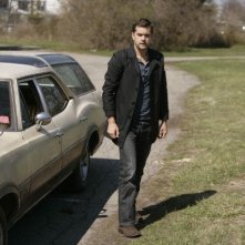 Joshua Jackson in una scena dell'episodio There's More Than One of Everything di Fringe