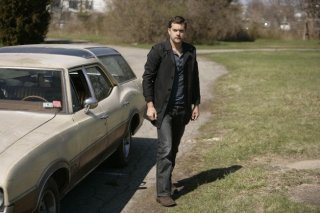 Joshua Jackson in una scena dell'episodio There's More Than One of Everything di Fringe