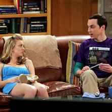 Kaley Cuoco e Jim Parson nell'episodio The Dead Hooker Juxtaposition di The Big Bang Theory