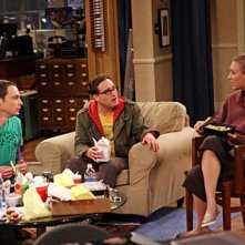 Kaley Cuoco, Johnny Galecki e Jim Parson nell'episodio The Dead Hooker Juxtaposition di The Big Bang Theory