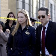 Kirk Acevedo Ed Anna Torv In Una Scena Dell Episodio The Road Not Taken Di Fringe 114862