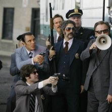 Michael Imperioli con Harvey Keitel e Jonathan Murphy durante un momento dell'episodio 'Tuesday's Dead' della serie tv Life on Mars